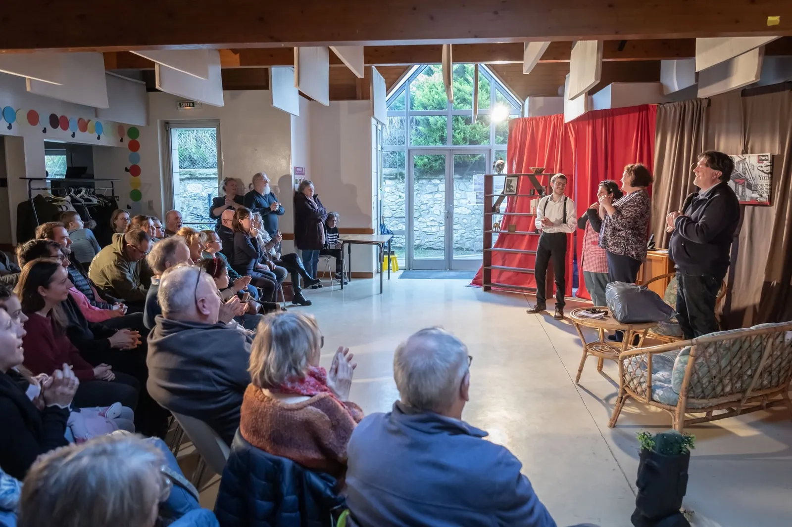 Le public et les comédiens lors d'une représentation de Comme s'il en pleuvait à Reims